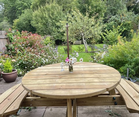 patio table - seats 6