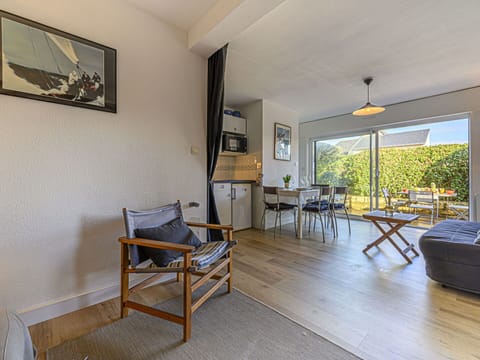 Furniture, Property, Picture Frame, Plant, Wood, Lighting, Interior Design, Table, Couch, Floor