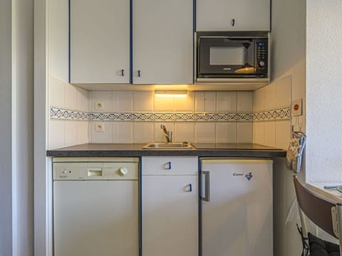 Cabinetry, Property, Countertop, Building, Kitchen, House, Kitchen Appliance, Wood, Flooring, Tap