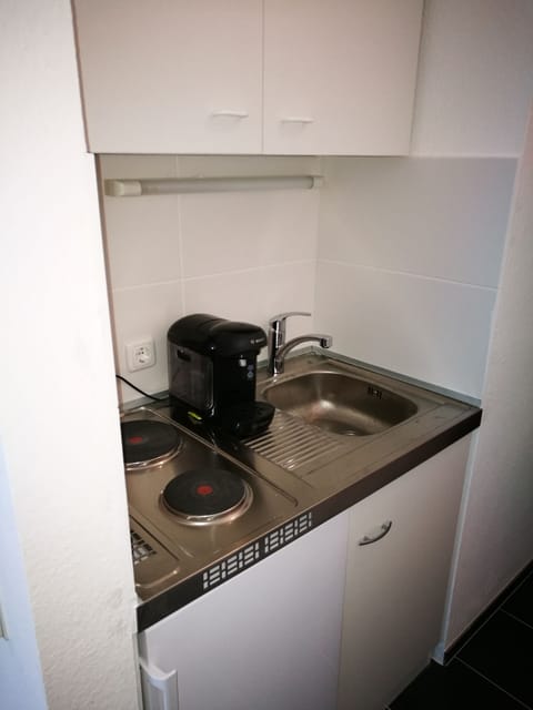 Fridge, stovetop, coffee/tea maker, electric kettle