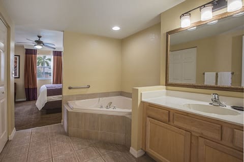 Combined shower/tub, jetted tub, towels