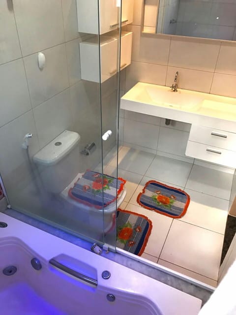 Combined shower/tub, towels, toilet paper