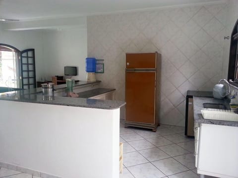 Fridge, stovetop, blender, cookware/dishes/utensils