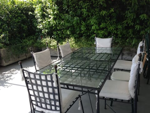 outdoor dining room