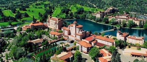 Explore the Broadmoor’s shops, museums, restaurants and more!