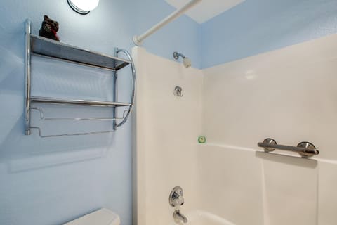 Combined shower/tub, towels