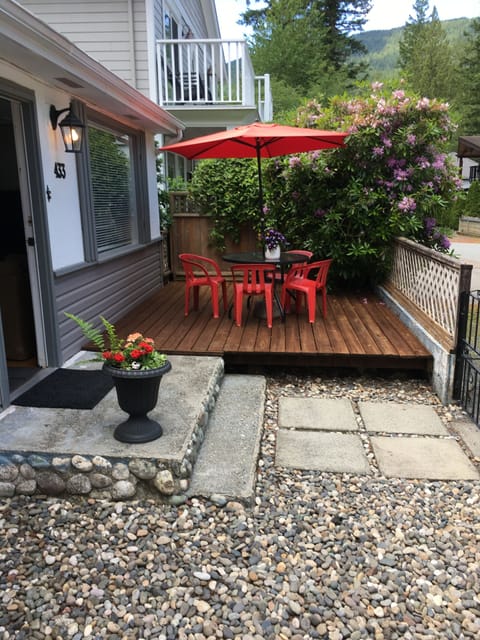 Front Deck with seating for 6