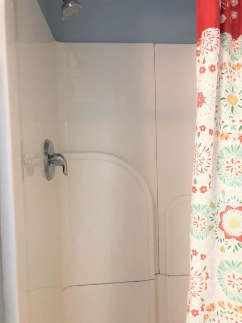 Combined shower/tub, towels