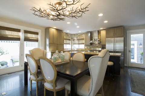  Fun chic modern Kitchen and Dining area seating for 6 plus.