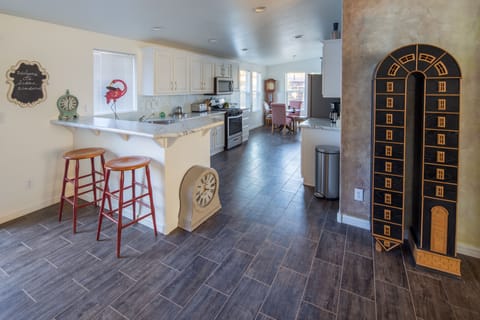 Kitchen and Breakfast bar