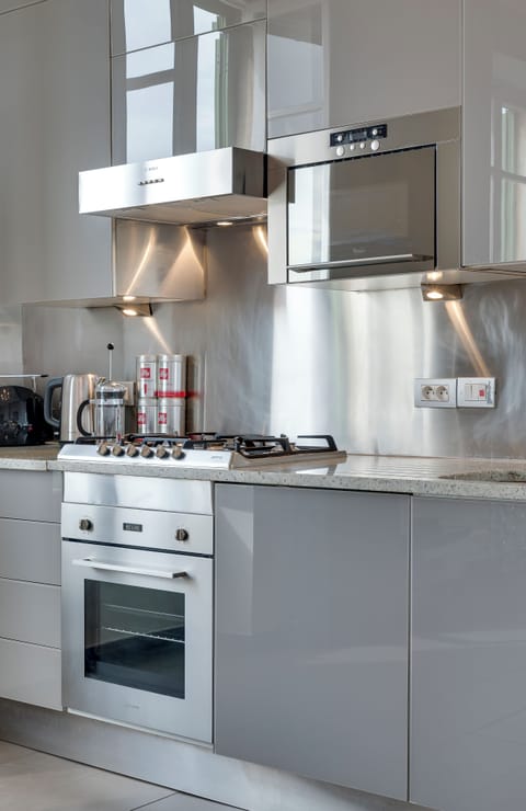 Kitchen with oven, microwave, gas hob  fridge freezer, washing machine, utensils