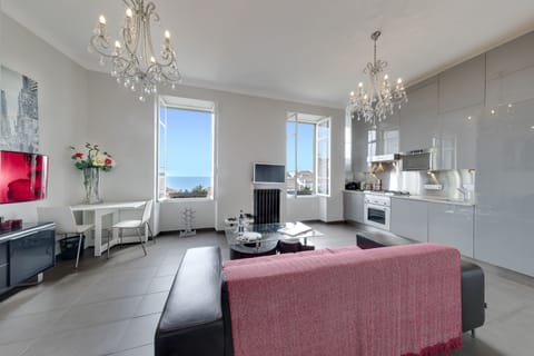 Lovely, light and airy open plan living with 2 bedrooms, bathroom, sea view!