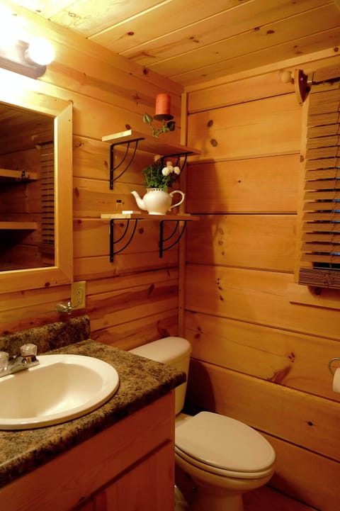 Real Logs-1BR, sleeping loft & futon-sleeps 6. Riverside w/ Hot Tub Cabin in Linville
