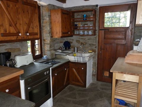 Fridge, oven, stovetop, coffee/tea maker