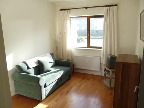 Second sitting room with pullout couch/bed
DoDo
Downstairs bedroom