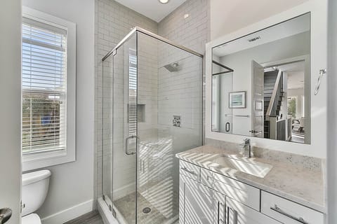 Combined shower/tub, towels