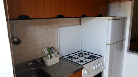 Fridge, oven, coffee/tea maker, toaster