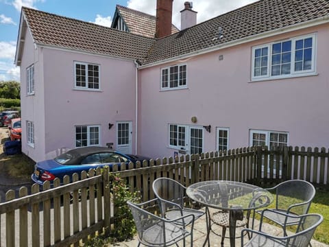 Exmoor Holidays (4 bed) with car parking. Quiet convenient location in Porlock