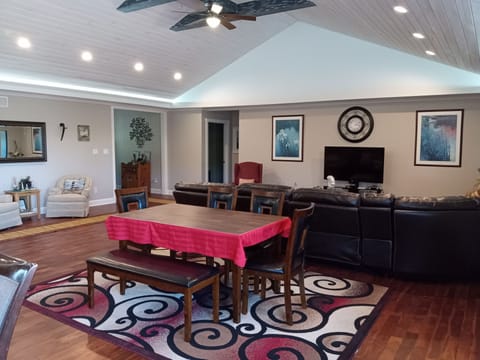 2 dining tables, luxurious leather sectional. Open and bright main floor area.