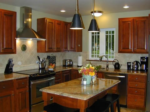 Private kitchen | Fridge, microwave, oven, stovetop