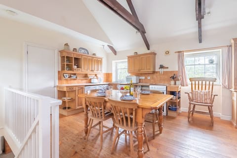 Kitchen & dining area