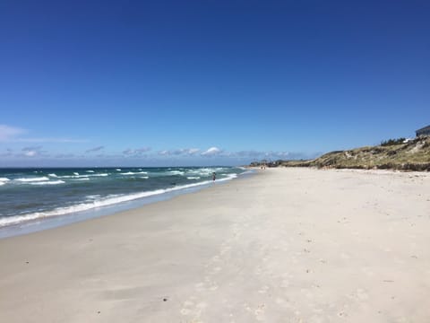 Beach nearby, sun loungers, beach towels