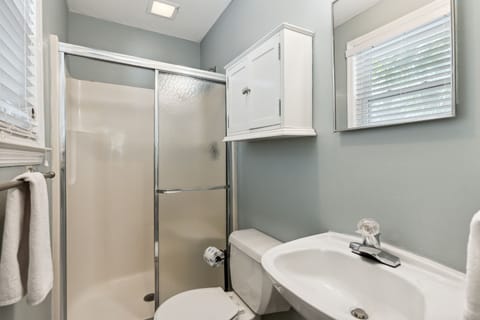 Combined shower/tub, towels