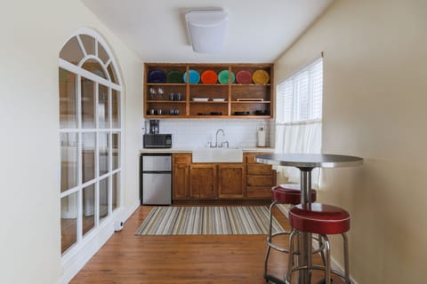 Small Kitchen - no full size range - 