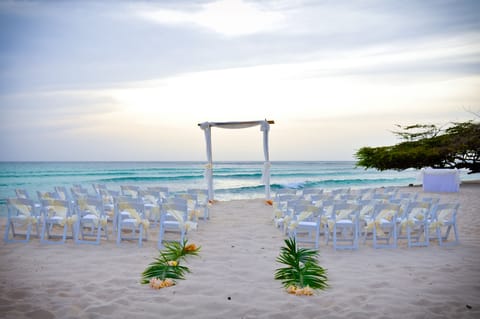 Beach nearby, sun loungers, beach towels