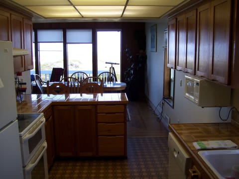 KITCHEN TO DINING AREA