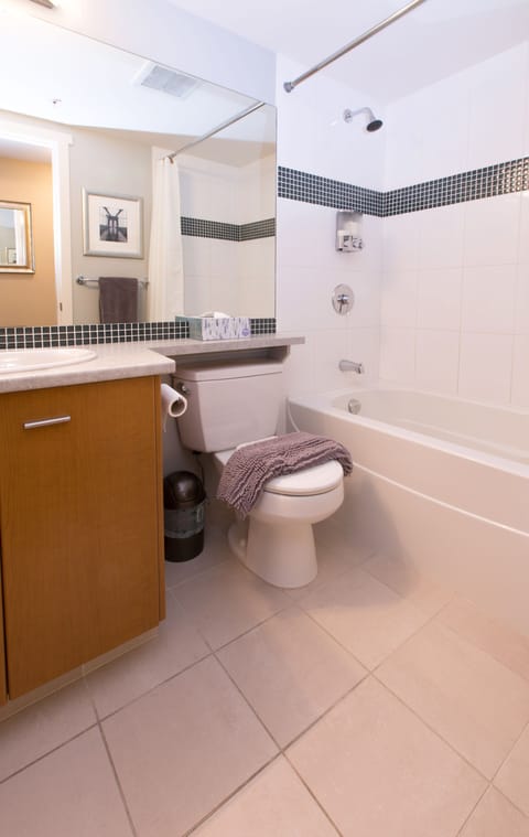 Combined shower/tub, hair dryer, towels