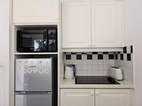 Fridge, microwave, dishwasher, coffee/tea maker