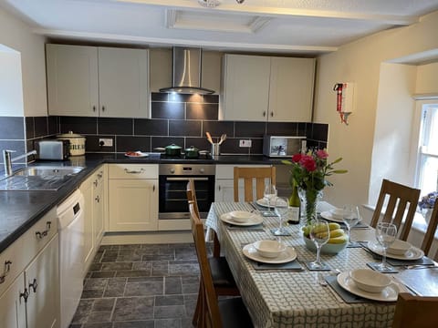 Fully equipped kitchen and dining area