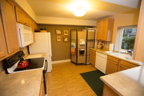 Complete kitchen. Clothes washer and dryer are behind the screen. 