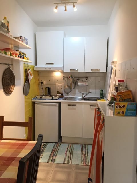 Fridge, cookware/dishes/utensils