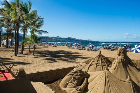 Beach nearby, sun loungers, beach towels