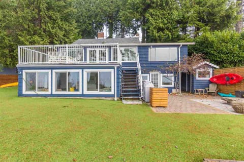 Beach Front Cottage Floor , chic and perfect for a family of four House in Roberts Creek