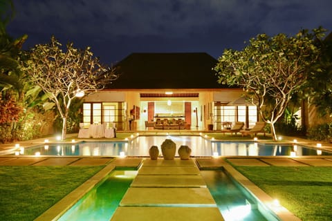 6BR Luxury Villa Located In Seminyak - DAILY HOUSE KEEPING! Villa in Kuta