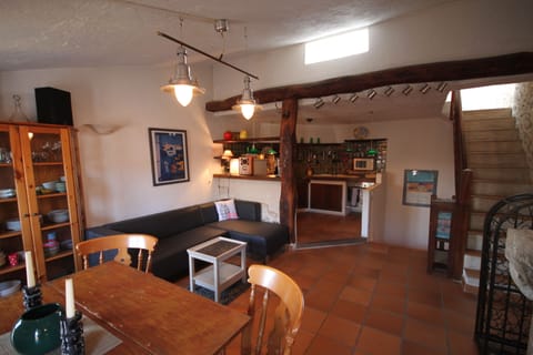 Salon (seating view), Floor 4