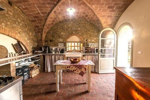 Spacious kitchen with doors to the garden