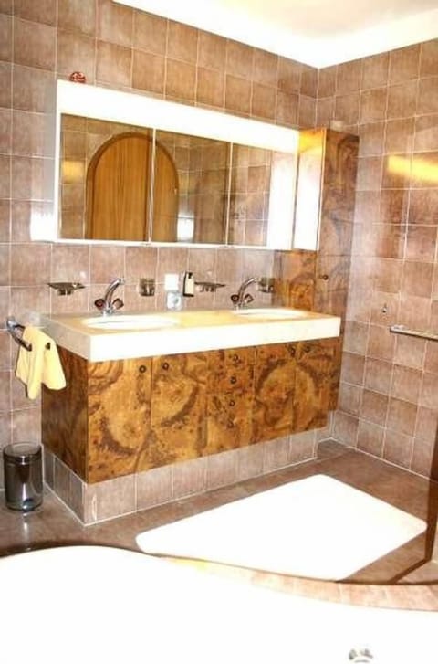 Combined shower/tub