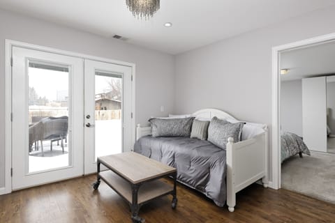 Den/ sleeping for 2 people on day bed with trundle bed underneath. Closet also