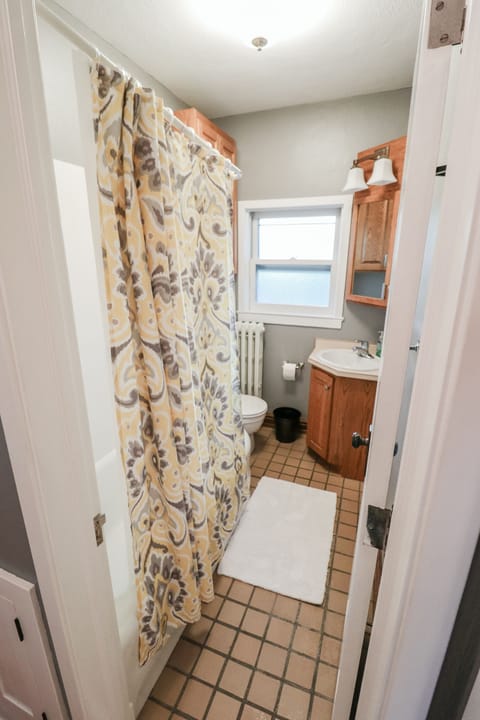 Combined shower/tub, towels, soap, toilet paper