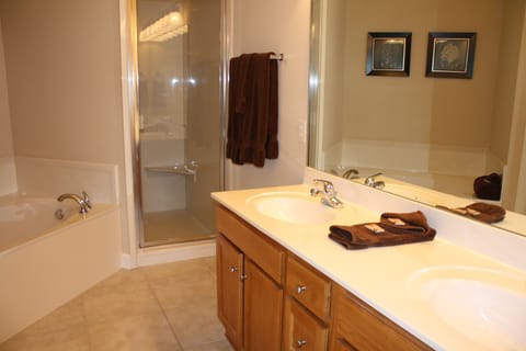 Master Bath w/double sink, jetted tub & shower.
Typical 3 BR unit