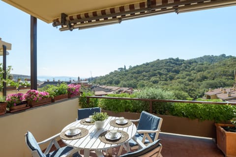 The balcony and the outdoor dining table 