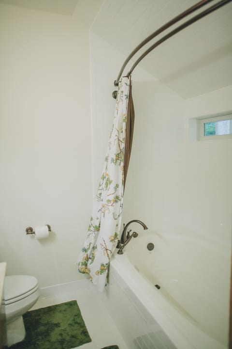 Combined shower/tub, hair dryer, towels