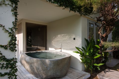 Outdoor spa tub