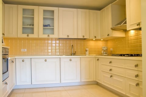 Fully equipped kitchen.