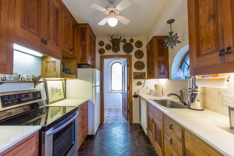 Full kitchen in smokehouse and laundry room