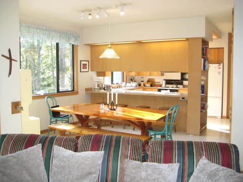 Shows the flow of family living area from family room to kitchen